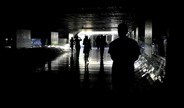 Na avaliação do coordenador do Grupo de Estudos do Setor Elétrico da UFRJ, Nivalde de Castro, o apagão desta terça não tem relação direta com a falta de chuvas, com o calor e o aumento da demanda; segundo ele, Brasil aprendeu muito com o apagão de 2001 e hoje tem um sistema elétrico com planejamento muito criterioso; "O problema de ontem e os apagões que estão ocorrendo não estão relacionados com crise do sistema elétrico brasileiro. Não há essa perspectiva de crise", afirma