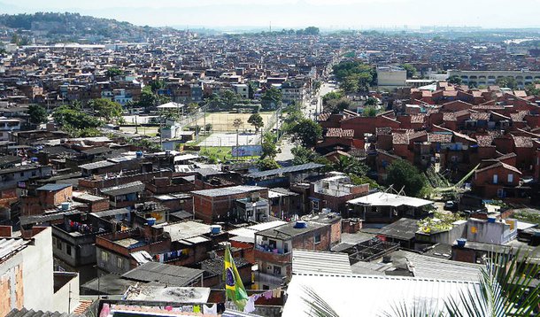 Subiu para 25 o número de pessoas presas durante a Operação Netuno, da Polícia Civil, no complexo de favelas da Maré, zona norte da cidade; entre os detidos estão cinco pessoas que já tinham mandados de prisão expedidos. A Justiça do estado expediu 51 mandados de prisão
