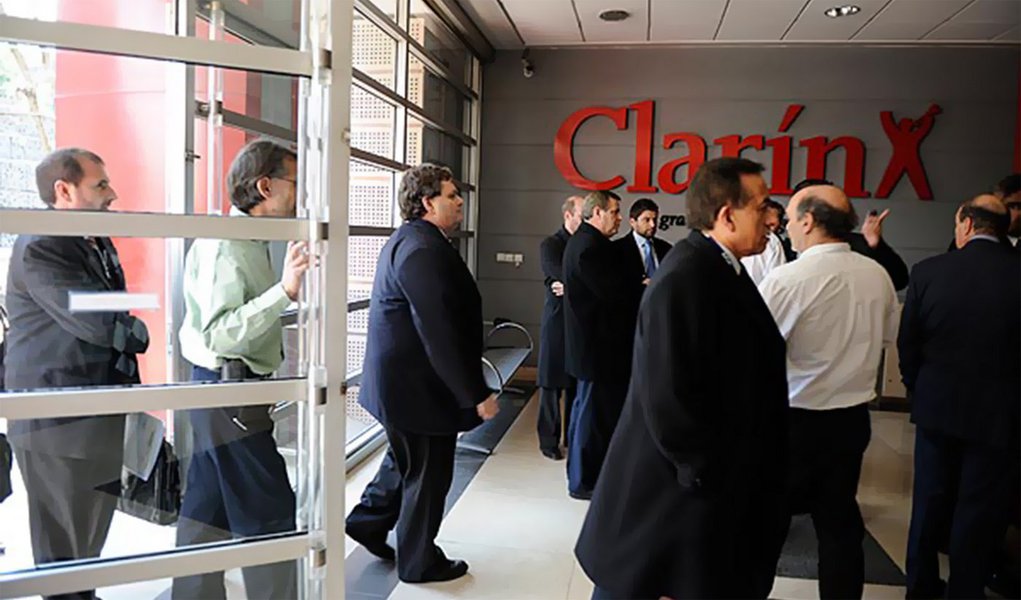 O Grupo Clarín, conglomerado argentino de mídia, poderá dividir suas operações em empresas distintas e assim evitar um desmantelamento forçado para cumprir a nova legislação sobre propriedade de meios de comunicação, informou nesta segunda-feira o órgão estatal de regulamentação da mídia