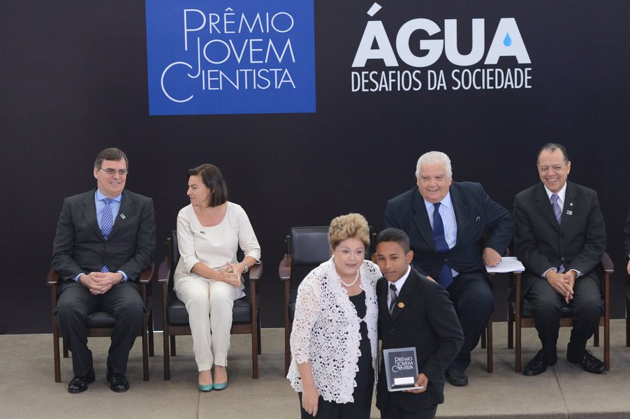 Presidente Dilma Rousseff parabenizou, nesta segunda-feira 16, os vencedores do XXVII Prêmio Jovem Cientista, que, segundo ela, estão contribuindo, cada vez mais, para produzir o desenvolvimento do País; "Por isso é bom ver as novas gerações produzindo conhecimento e soluções", disse