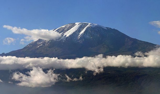 Desaparecimento do gelo no cume das maiores montanhas africanas poderá causar terríveis efeitos para a agricultura das encostas e para o turismo de montanha. Esta é mais uma das consequências, já bastante visíveis, do aquecimento global. O aumento das temperaturas médias do planeta não mais permitem o regime normal de chuvas, neve e seca.  