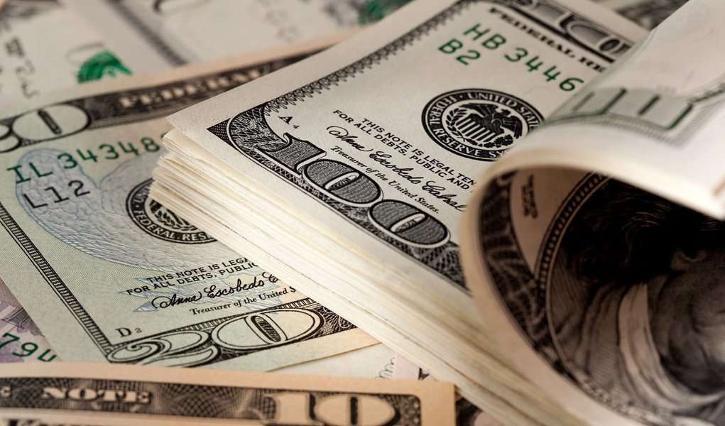 No segundo dia útil da nova política para o câmbio adotada pelo Banco Central, a moeda norte-americana voltou a subir: o dólar comercial encerrou esta segunda-feira vendido a R$ 2,3837, com alta de 1,29%; cotação acumula alta de 4,43% em agosto e de 16,39% no ano