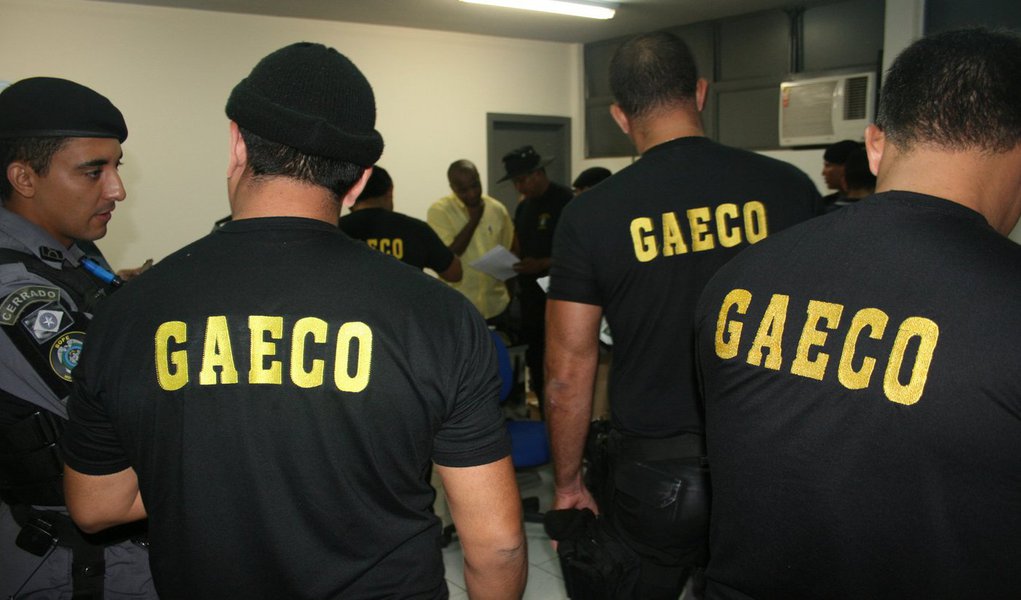 Após investigar a participação de policiais militares paranaenses em crimes como assassinatos, tortura e ocultação de cadáver, o Grupo de Atuação Especial de Combate ao Crime Organizado (Gaeco) de Curitiba denunciou à Justiça 12 policiais militares; cinco deles atuam na própria capital do estado; os demais trabalham em Piraquara, região metropolitana de Curitiba