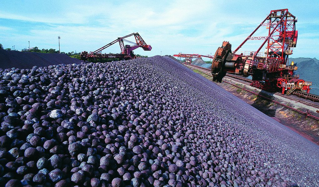  O governo da Guiné aprovou o relatório elaborado pela comissão responsável por investigar os acordos de mineração no país A comissão recomendou que a Vale e a BSG Resources Ltda. percam as suas licenças de exploração para o projeto de minério de ferro de Simandou, uma área de 600 quilômetros quadrados no país africano; um decreto presidencial revogando as licenças das duas companhias deverá ser aponta que a BSG Resources teria utilizado a corrupção como meio para obter o licenciamento 