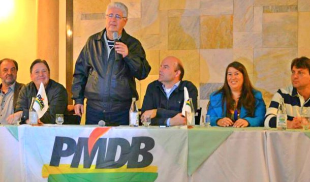 Na última reunião da Caravana Volta Requião, realizada na noite desse sábado, 7, em Curitiba, o senador Roberto Requião bateu duro nos deputados estaduais do PMDB que trabalham pela coligação com o PSDB; “São picaretas que se elegeram pela legenda do PMDB e não dão atenção nenhuma à base e à população”, atacou; partidários da candidatura própria prometem lançar candidatos novos nas bases dos parlamentares que flertam com Richa; “85% dos delegados votarão pela candidatura própria”