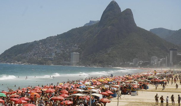 A Capitania dos Portos do Rio de Janeiro abriu a Operação Verão, que vai até abril do ano que vem, com fiscalização mais intensa nas embarcações que circulam pelo litoral fluminense; a operação, em conjunto com as delegacias e agências da Costa Verde, Região dos Lagos e do norte fluminense, tem o objetivo de coibir irregularidades e evitar acidentes, comuns no verão, com o aumento do fluxo de embarcações em praias, lagoas e rios