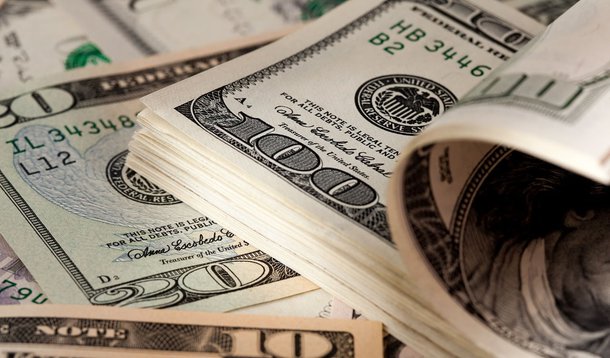 No segundo dia útil da nova política para o câmbio adotada pelo Banco Central, a moeda norte-americana voltou a subir: o dólar comercial encerrou esta segunda-feira vendido a R$ 2,3837, com alta de 1,29%; cotação acumula alta de 4,43% em agosto e de 16,39% no ano