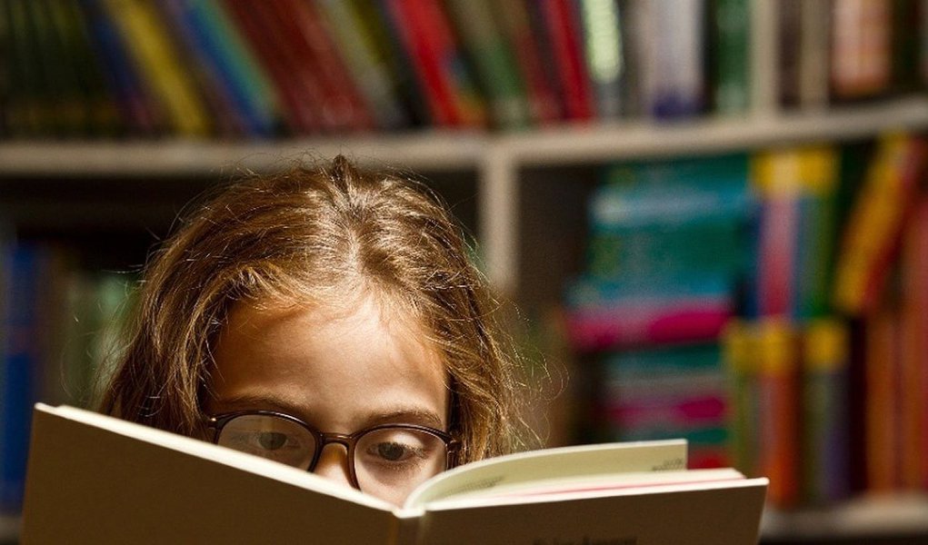 Índice Nacional de Preços ao Consumidor Amplo-15 (IPCA-15) aumentou 0,7% neste mês, alta levemente maior que a verificada no mês anterior, janeiro, quando a inflação medida pelo indicador subiu 0,67%; maior impacto foi de preços de itens do grupo educação