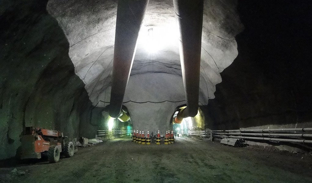 O último trecho de rocha que separa o túnel da Linha 4 do Metrô Rio entre a Barra da Tijuca, na Zona Oeste da cidade, e São Conrado, Zona Sul, foi detonado nesta segunda-feira (9); com cinco quilômetros de extensão, este é o maior túnel entre estações metroviárias do mundo; ao todo já foram escavados mais de 6 mil metros de túneis de via