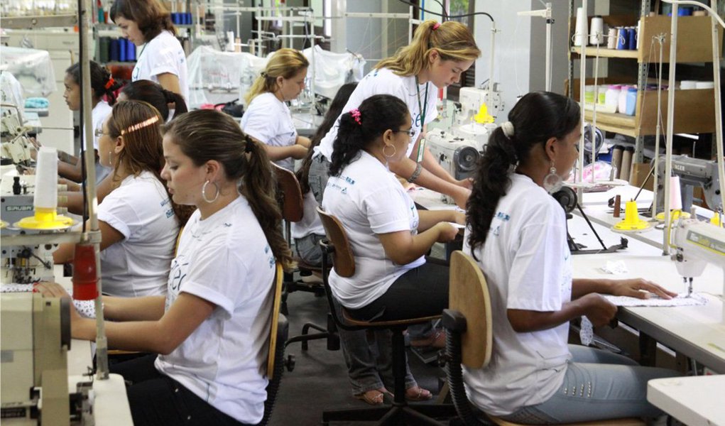 É o que indica, pela primeira vez, um estudo da OIT (Organização Internacional do Trabalho) abrangendo países da América Latina e do Caribe, referente a 2013; apesar da melhora, números apontam que o desemprego de mulheres ainda é 35% maior do que o dos homens