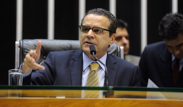 Segundo o presidente da Câmara, Henrique Eduardo Alves, apelo foi feito pelos ministros da Justiça, José Eduardo Cardozo, e Casa Civil, Aloizio Mercadante; Alves disse que os ministros "pediram mais uma semana para se chegar a um acordo para que o texto aprovado seja acordado por toda a Câmara dos Deputados"