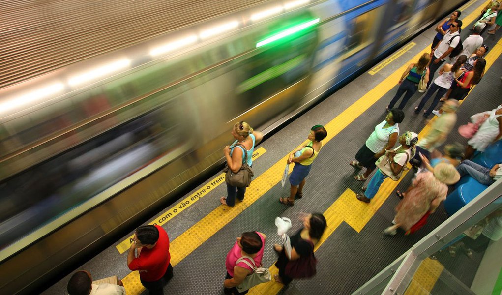 "Nós temos um plano de contingência. Se houver alguma paralisação no serviço de metrô seja por que razão for, estamos preparados para atender ao deslocamento das pessoas para o Maracanã, seja por meio dos trens ou das linhas de ônibus complementares, esse sistema tem capacidade para transportar as pessoas para o Maracanã sem problemas. Se houver alguma paralisação no metrô, vamos anunciar fortemente quais são as linhas de ônibus alternativas e os ramais de trem que podem ser usados como contingência", explicou o secretário municipal de Transportes, Alexandre Sansão