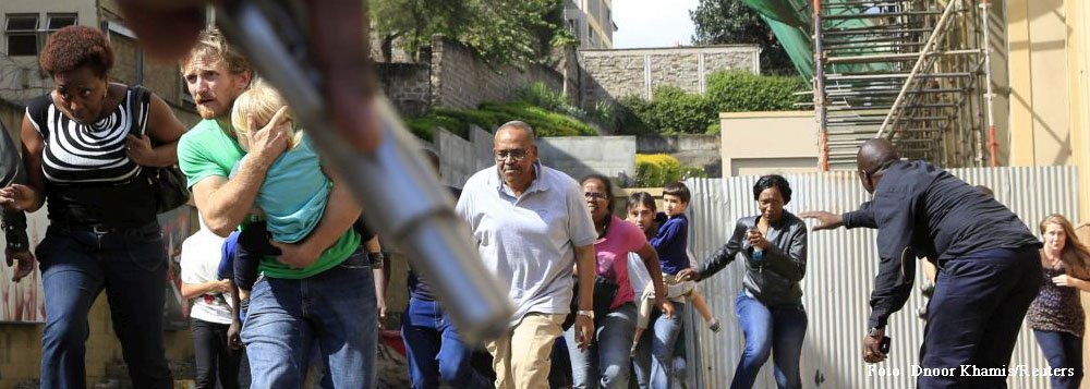 Grupo terrorista somali Al Shabab assumiu a autoria do atentado, que matou, pelo menos, 25 pessoas; pela manhã, o grupo havia postado que o Quênia "fez ouvidos surdos" aos seus frequentes alertas para que o país tirasse suas tropas da Somália; anteriormente, o Al Shabab já havia feito ameaças de atacar esse shopping, muito frequentado por turistas estrangeiros, além de hotéis; há norte-americanos entre vítimas