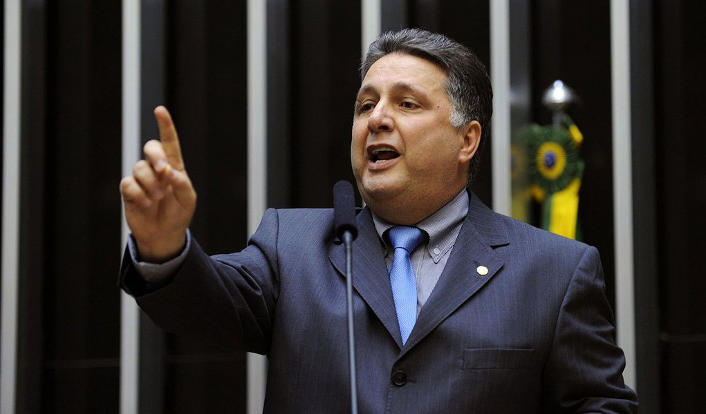 Por 5 votos a 3, a maioria do plenário entendeu que as acusações feitas por Garotinho no seu blog, em 2011, contra o deputado estadual André Lazaroni - atual secretário de Esportes do governo Sérgio Crabral - de ligações estreitas com o tráfico de drogas na Favela da Rocinha, não constituíram nenhum delito