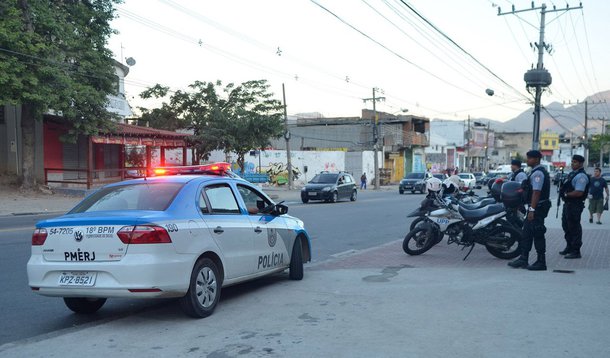 O patrulhamento no Complexo de Favelas do Alemão está com o policiamento reforçado, com 300 homens para dar tranquilidade aos moradores e prender os criminosos que estão escondidos nas comunidades que fazem parte do complexo; a topografia do lugar com becos e ruas estreitas facilitam as ações dos criminosos, que sempre agem de emboscada contra os militares durante as patrulhas nas comunidades