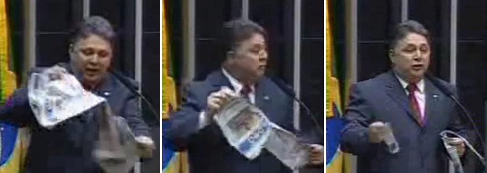 Deputado federal, revoltado com uma manchete publicada sobre ele e sua mulher, Rosinha Garotinho, que afirmou ser falsa, fez picadinho da edição de hoje durante discurso na Câmara; o jornal desmentiu a reportagem, mas numa pequena nota na seção de obituário; esse "veículo de comunicação age como partido político", protestou o líder do PR