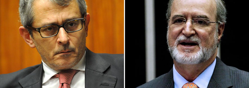 Jornal de Otávio Frias Filho diz que ex-presidente do PSDB usa renúncia como artifício para retardar análise do mensalão tucano e minimizar efeitos político-eleitorais do caso: “É natural que seja essa a sua preocupação; a do STF, entretanto, deve ser a de fazer a justiça andar”