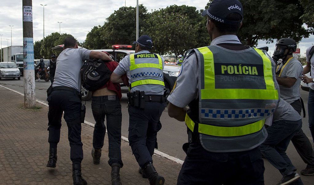 Depois de terem sido impedidos de se aproximar da Fifa Fan Fest na cidade, nesta quinta (12), os manifestantes foram até a estação de metrô da Praça do Relógio na tentativa de pular as catracas e acessar os trens sem pagar; cerca de dez manifestantes conseguiram pular e outros entraram na estação antes de ela ser fechada; Polícia Militar (PM) chegou rapidamente à estação e impediu que mais pessoas pulassem as catracas; houve um princípio de tumulto, rapidamente dispersado