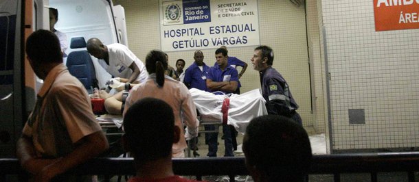 A Polícia Civil identificou dois suspeitos de matar o policial militar Fabio Gomes da Silva, durante tiroteio no Complexo do Alemão; de acordo com a assessoria de imprensa da Polícia Civil, a Justiça expediu mandado de prisão contra Igor Quirino Lopes da Silva e Thiago da Silva por homicídio; o policial Fabio Gomes da Silva, da Unidade de Polícia Pacificadora da Fazendinha, no Complexo do Alemão, foi baleado quando patrulhava as ruas da comunidade; segundo a Polícia Militar, o soldado, de 30 anos, foi atacado por criminosos armados e levado ferido ao hospital, mas faleceu