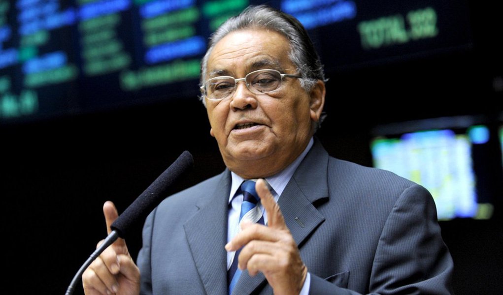 Se a Comissão de Constituição e Justiça (CCJ) apontar a abertura de cassação e a Mesa Diretora acatar o parecer, a decisão será definida no plenário da Câmara, pela maioria absoluta dos 513 membros; foi condenado pelo STF a três anos e um mês de prisão, em regime aberto, por esterilização cirúrgica irregular em 2004, quando era candidato a prefeito de Marabá (PA)