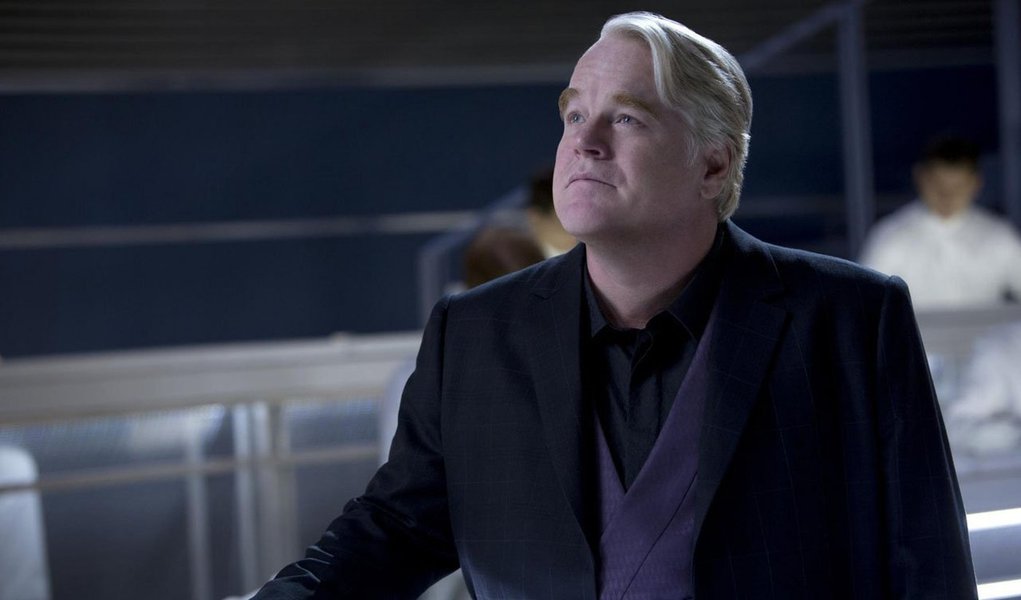 A morte do ator Philip Seymour Hoffman por overdose acidental de drogas, em fevereiro, não cancelou a produção da mais nova continuação de Jogos Vorazes, disse o diretor Francis Lawrence; o ator tinha um papel central no filme, interpretando Plutarch Heavensbee, o Presidente do Torneio, que controla a luta mortal entre meninas e meninos, transmitida pela TV anualmente, na nação pós-apocalíptica de Panem