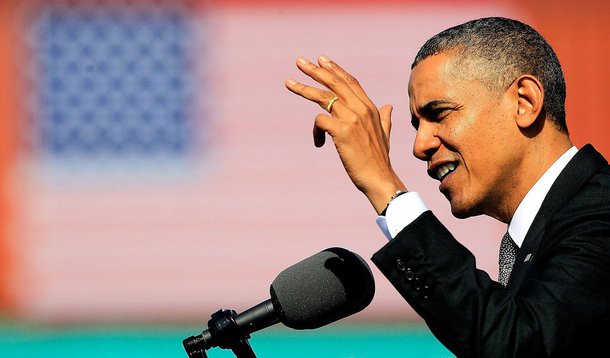 Presidente e a mulher, Michelle, agradeceram os militares pelos serviços prestados durante visita a uma base dos fuzileiros navais na baía de Kanoehe, no Havaí; Casa Branca informou que militares feridos no sábado durante uma missão de resgate abortada no Sudão do Sul também falaram com Obama por telefone