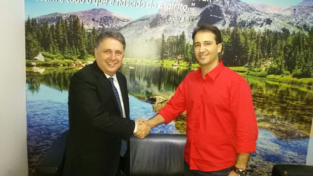 Candidato ao governo do Rio, Anthony Garotinho, que disputará as eleições pela Aliança Republicana e Trabalhista (PR, PROS e PT do B), anunciou, nesta terça (1º), em Brasília, o vereador Marcio Garcia (PR) como seu vice; Garcia é major bombeiro, participou das manifestações da categoria por reajuste salarial em 2011 e chegou a ser preso junto com outros 438 colegas de profissão