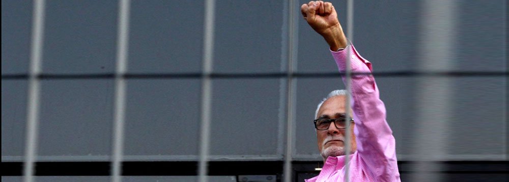 Progressão do regime semiaberto para o aberto, que será cumprido em casa pelo ex-deputado, "deve ser celebrada", afirma Paulo Moreira Leite, em seu blog no 247; "Não se deve exagerar nos festejos, porém", ressalta o jornalista; "A volta para casa garante uma impressão de normalidade a uma história absurda de perseguição e injustiça"; PML diz ainda que José Genoino, que lembra, nunca mexeu com dinheiro em mais de 50 anos de atuação política, "nunca deveria ter sido condenado. Muito menos preso"