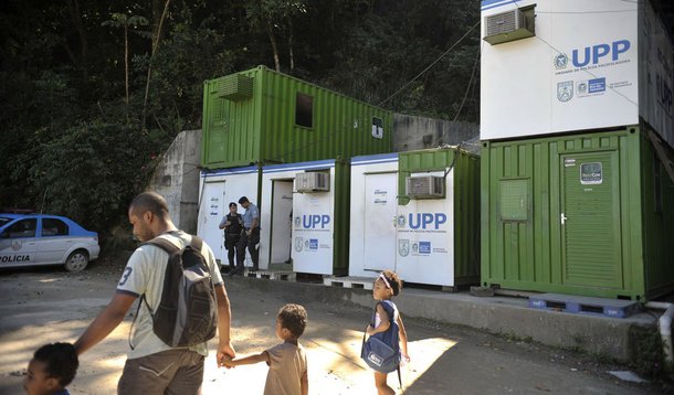 Dois helicópteros resgataram o policial militar Lucas Falcon Santos Barreto, 23 anos, que estava desaparecido desde a noite da segunda-feira (7); o PM tinha dez perfurações no corpo e deu entrada às 11h30 no Hospital estadual Alberto Torres, em São Gonçalo; depois, Barreto foi levado para o Hospital Central da Polícia Militar, no Estácio