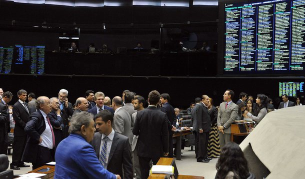 Projeto suspende a resolução do Tribunal Superior Eleitoral (TSE) que alterou o tamanho da representação de alguns estados na Casa para as eleições de 2014;; Alagoas, Espírito Santo, Pernambuco, Paraná, Rio de Janeiro e Rio Grande do Sul perderão uma cadeira, enquanto Paraíba e o Piauí terão dois deputados a menos por falta de entendimento, texto volta ao plenário na próxima terça-feira