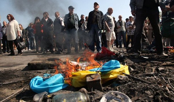 Centenas de ativistas pró-Rússia forçaram o portão e quebraram janelas do prédio policial pedindo pela libertação de seus camaradas detidos; o primeiro-ministro da Ucrânia, Arseny Yatseniu, acusou também neste domingo a Rússia de estimular os embates em Odesssa que levaram à morte de mais de 40 ativistas pró-russos em incêndio e colocou o país mais perto da guerra civil