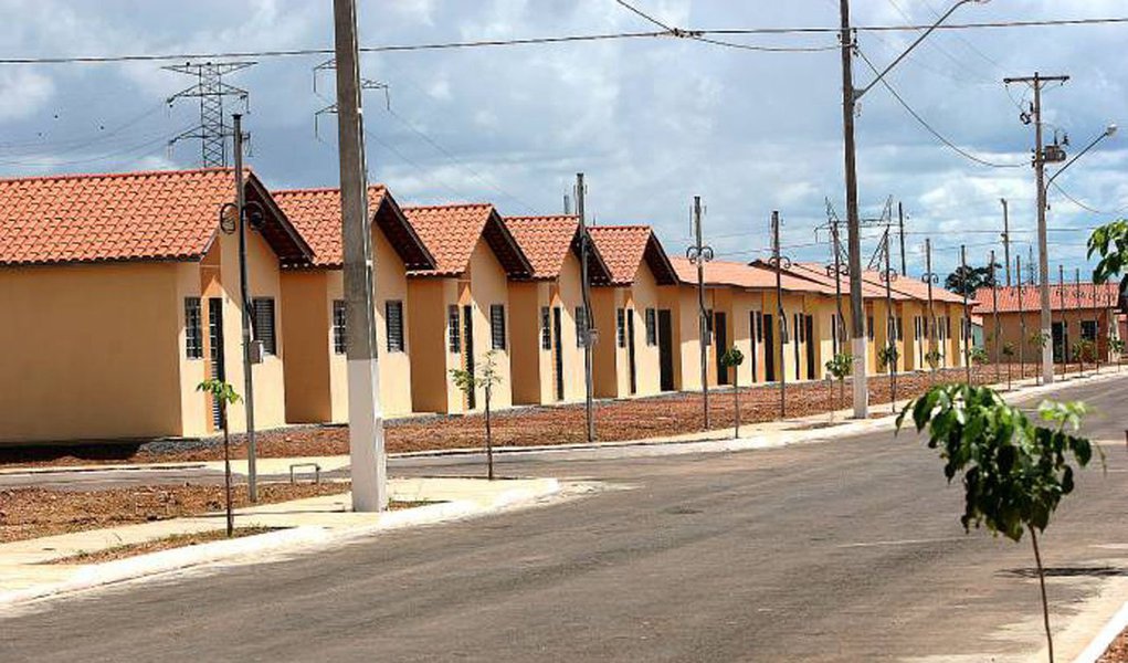 A meta do governo para o programa "Minha Casa, Minha Vida/Morar Bem" é de contratar a construção de 100 mil moradias até o fim de 2014; atualmente a Secretaria de Habitação, Regularização e Desenvolvimento Urbano e a Companhia de Desenvolvimento Habitacional trabalham para construir mais dois empreendimentos, o Crixá e o Bairro Nacional