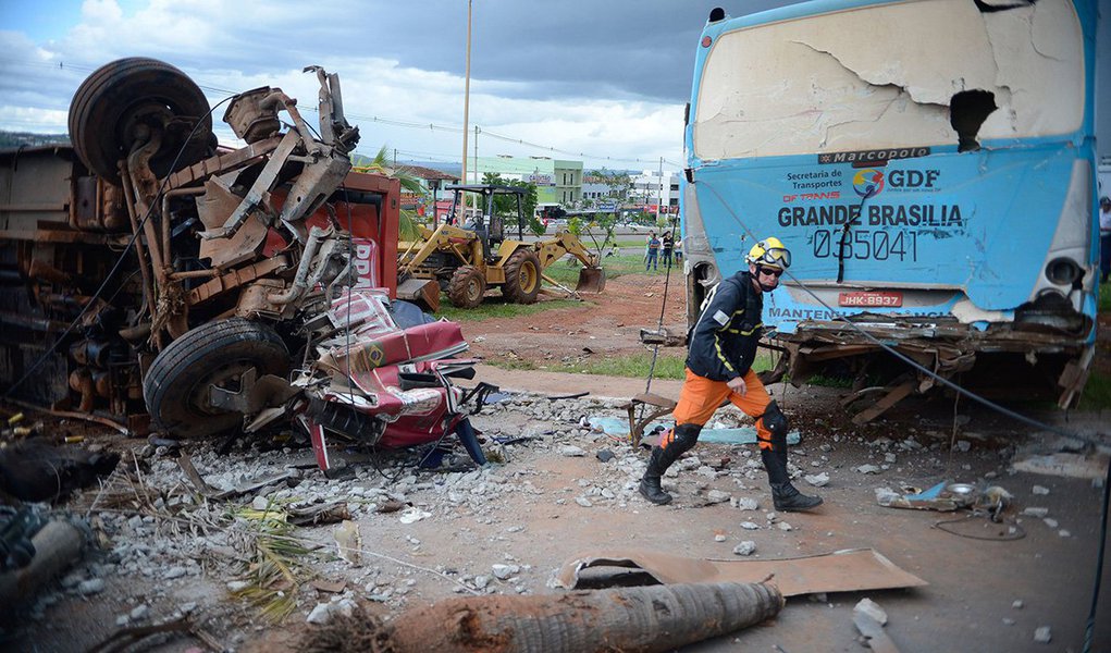Um caminhão bateu em um ônibus, uma van e dois carros em São Sebastião, a 26 km de Brasília, provocando a morte de quatro pessoas e deixando mais quatro feridas; segundo testemunhas, o motorista do caminhão perdeu o controle em uma descida, na entrada da cidade, e atingiu a van, que atropelou duas pessoas, que não resistiram aos ferimentos e morreram no local