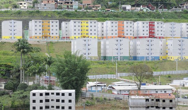 O governo federal entregou em Nova Friburgo, região serrana do Rio de Janeiro, mais 300 unidades residenciais do Programa Minha Casa, Minha Vida, que custaram R$ 22,5 milhões e vão beneficiar famílias com renda mensal até R$ 1,6 mil, atingidas pelas enchentes de 2010; cada apartamento tem área privativa de 42,95 metros quadrados, com dois quartos, circulação, sala, banheiro, cozinha e área de serviço; o piso é cerâmico em todos os ambientes, e está avaliado em R$ 75 mil; nove apartamentos foram adaptados para portadores de necessidades especiais.
