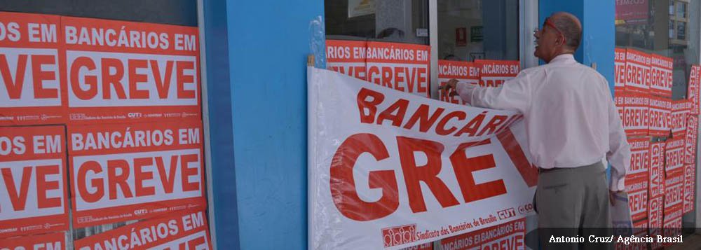 Comando Nacional da greve reuniu-se nesta quinta-feira (26) e decidiu que irão atuar para que greve se estenda a mais agências em todo o país; eles também atacam os presidentes dos bancos: "a greve é de responsabilidade dos presidentes da Fenaban (Murilo Portugal), do Itaú (Roberto Setúbal), do Bradesco (Luiz Carlos Trabuco), do Banco do Brasil (Aldemir Bendine), da Caixa (Jorge Hereda), do Santander (Jesús Zabalza) e do HSBC (André Brandão) por fecharem o processo de negociação ao ignorarem a pauta de reivindicações dos trabalhadores", afirmam