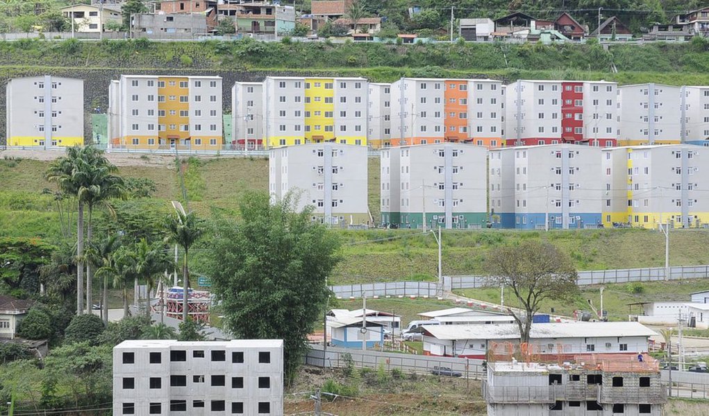 O governo federal entregou em Nova Friburgo, região serrana do Rio de Janeiro, mais 300 unidades residenciais do Programa Minha Casa, Minha Vida, que custaram R$ 22,5 milhões e vão beneficiar famílias com renda mensal até R$ 1,6 mil, atingidas pelas enchentes de 2010; cada apartamento tem área privativa de 42,95 metros quadrados, com dois quartos, circulação, sala, banheiro, cozinha e área de serviço; o piso é cerâmico em todos os ambientes, e está avaliado em R$ 75 mil; nove apartamentos foram adaptados para portadores de necessidades especiais.