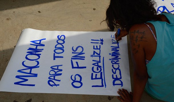 Mais de 16 mil pessoas confirmaram presença nas marchas em várias cidades do país; no Congresso Nacional, pelo menos três iniciativas tratam da descriminalização da substância; a partir das 19h, no Museu Nacional, aula pública com o neurocientista Renato Malcher 