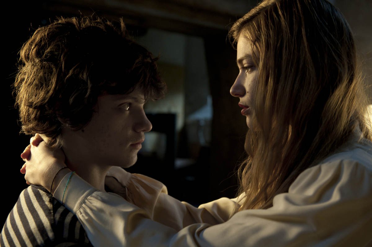 Afastado do cinema desde 2003, o premiado cineasta italiano Bernardo Bertolucci voltou finalmente a filmar, entregando em "Eu e Você", um drama adolescente bem contemporâneo, adaptando com liberdade o romance de Niccolò Ammaniti