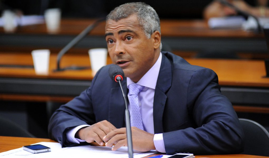 Segundo o deputado federal Romário (PSB-RJ), a decisão foi tomada após uma conversa com o governador de Pernambuco, Eduardo Campos (PSB), presidente nacional do partido; O ex-jogador se disse otimista; "Como senador, eu acho que, especificamente para o Rio, vou ter a oportunidade de fazer coisas mais concretas, mais diretas e mais pontuais", disse o tetra-campeão; "Tenho certeza que vou ganhar. Com muita fé"