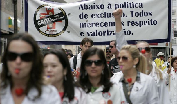 A greve dos servidores da rede estadual de saúde foi considerada ilegal pela Secretaria de Estado da Saúde (Sesa); a decisão foi determinada por uma liminar do Tribunal de Justiça do Paraná (TJ-PR); na liminar, o juiz Sérgio Luiz Patitucci proibiu a obstrução do acesso aos hospitais e determinou que os grevistas voltassem ao trabalho imediatamente; em caso de descumprimento, a multa diária fixada é de R$ 50 mil