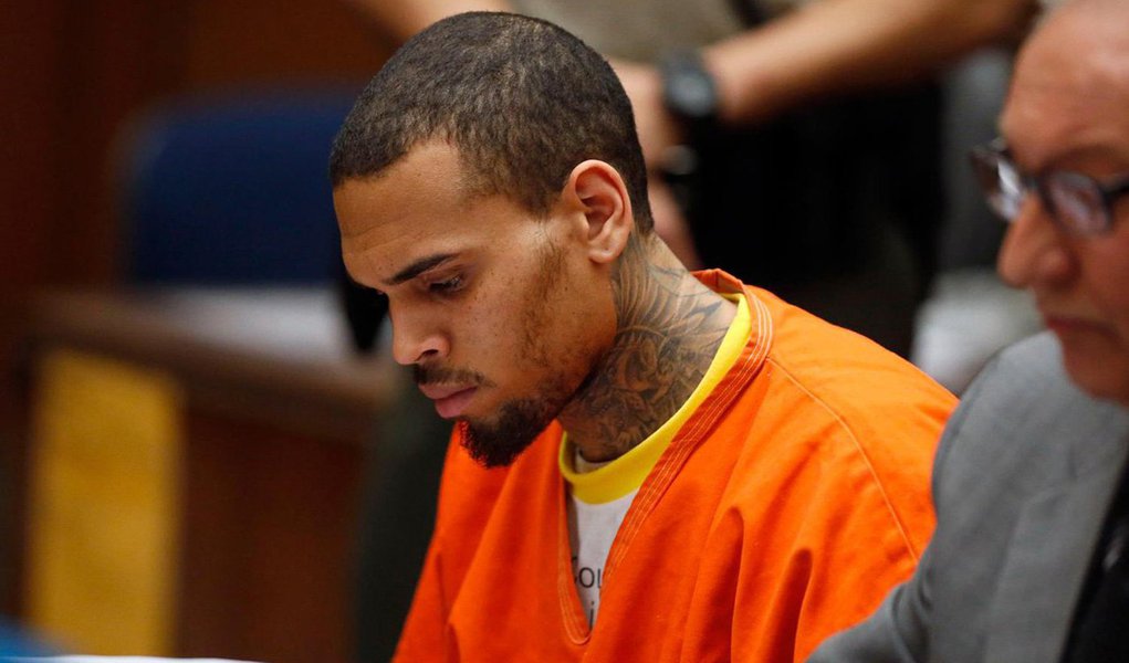 Brown, de 25 anos, estava preso desde 14 de março, cumprindo uma sentença de um ano por violar a condicional de sua pena pelo ataque à cantora pop Rihanna, em 2009; ele também deve passar por terapia e testes aleatórios de drogas como parte de sua sentença