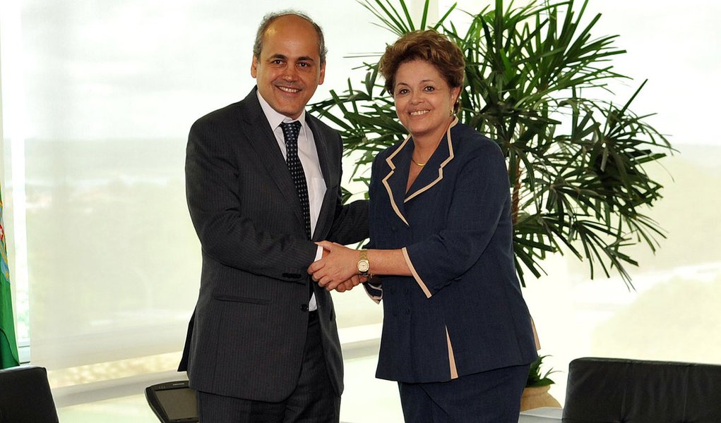 Ao lado do prefeito Gustavo Fruet (PDT), a presidenta Dilma Rousseff (PT)acompanha o lançamento do edital definitivo de licitação do metrô na cidade; o edital é o último passo de todo o projeto para o início das obras do metrô; após o lançamento do edital, a presidenta segue para a cerimônia de inauguração da Arena da Baixada, às 16 horas; o evento fecha a programação a petista pelos estádios-sede antes do início do mundial