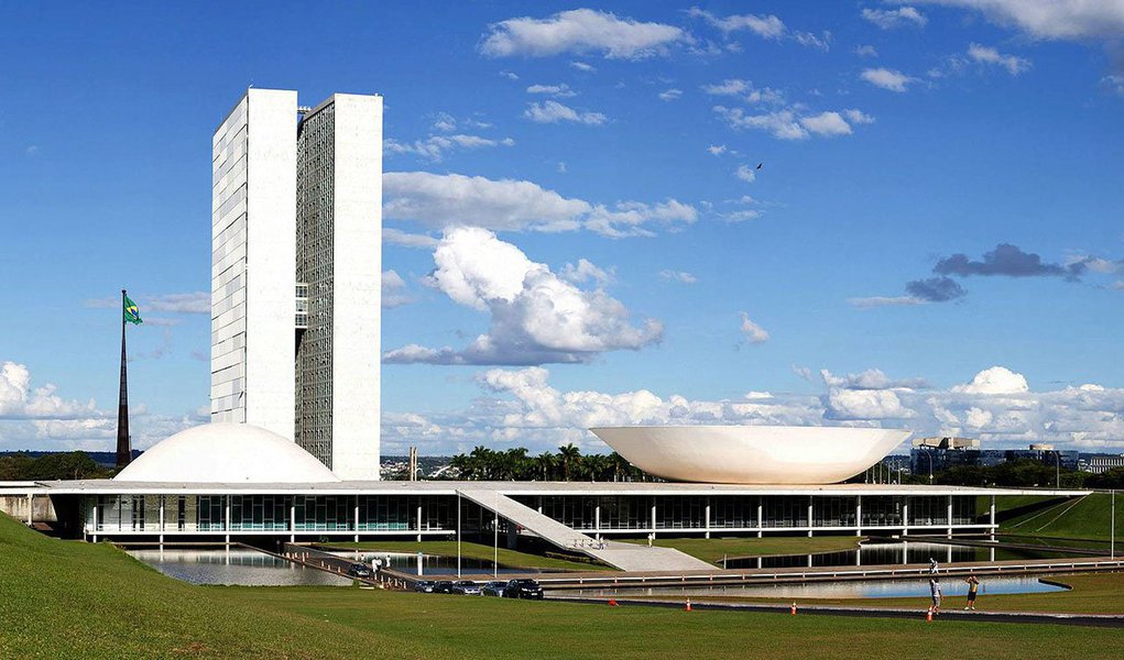 Às 16h, uma sessão solene vai marcar a abertura do ano legislativo; os líderes das duas Casas devem dedicar os primeiros dias da semana à definição do que é prioridade este ano, que terá grandes eventos como os jogos da Copa do Mundo, em junho, e a eleição presidencial em outubro; do Planalto, base já recebeu as primeiras orientações na semana passada, durante uma reunião com a ministra das Relações Institucionais, Ideli Salvatti