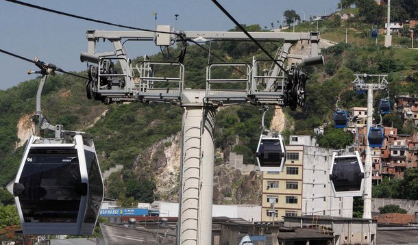 O policiamento está reforçado no Complexo do Alemão, no Rio, após tiroteio nas comunidades Nova Brasília e Fazendinha; com o conflito, o teléferico - transporte de passageiros, que atende a comunidade, está fechado por medida de segurança; em nota, a Coordenadoria de Polícia Pacificadora, informou que policiais do Grupamento de Intervenções Táticas da UPP do Alemão estavam efetuando patrulhamento, na comunidade Nova Brasília, quando encontraram bandidos armados que atiraram contra os agentes
