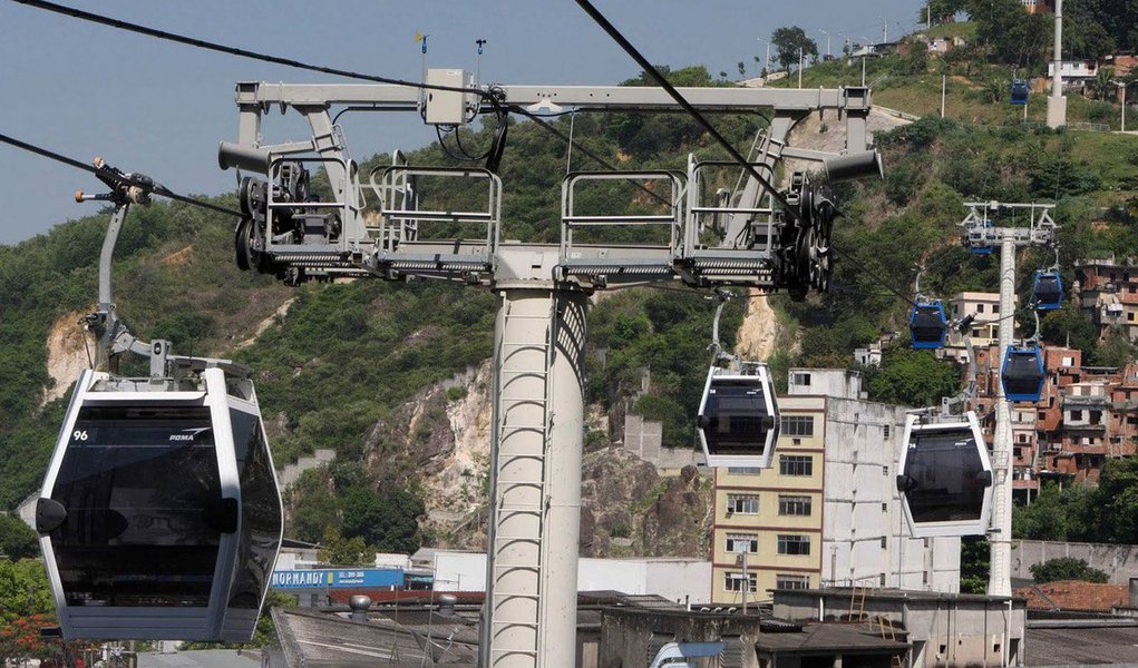 O policiamento está reforçado no Complexo do Alemão, no Rio, após tiroteio nas comunidades Nova Brasília e Fazendinha; com o conflito, o teléferico - transporte de passageiros, que atende a comunidade, está fechado por medida de segurança; em nota, a Coordenadoria de Polícia Pacificadora, informou que policiais do Grupamento de Intervenções Táticas da UPP do Alemão estavam efetuando patrulhamento, na comunidade Nova Brasília, quando encontraram bandidos armados que atiraram contra os agentes