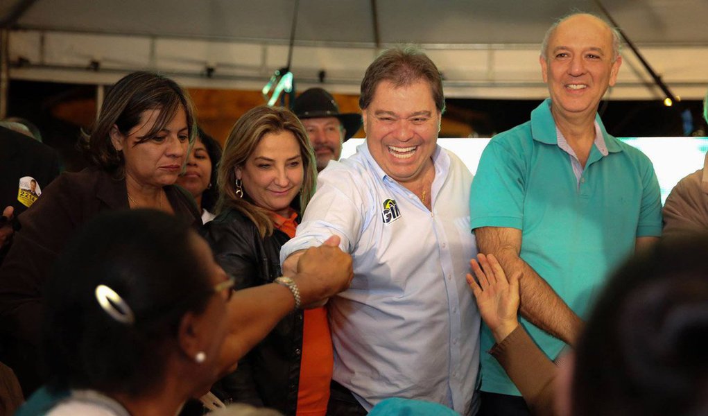 Com a candidatura de José Roberto Arruda (PR) impugnada pelo TRE, aliados teriam definido que ele será substituído pelo senador Gim Argello (PTB); o presidente do Tribunal Superior Eleitoral (TSE), ministro Dias Toffoli, marcou para esta terça-feira o julgamento do recurso do ex-governador do Distrito Federal, que tenta garantir o registro eleitoral para as eleições de outubro