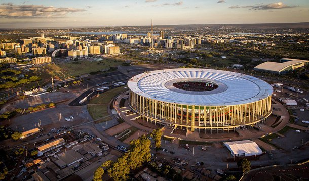 Estão abertas as inscrições para 1,6 mil vagas temporárias no receptivo e em bares e lanchonetes do Estádio Nacional de Brasília Mané Garrincha; os contratados receberão diárias de R$ 100 a R$ 150, auxílios alimentação e deslocamento, certificado e participação em sorteios de brindes e bolsas de estudo