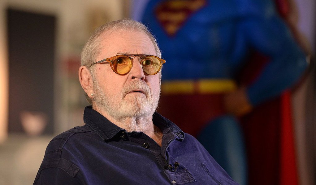 Apresentador Jô Soares está internado no hospital Sírio Libanês, em São Paulo, para se recuperar de um princípio de pneumonia; de acordo com o site oficial do programa, as gravações da próxima semana estão canceladas: "Está melhorando dia a dia, mas acho que o Jô não recebe alta antes do final de semana", disse o diretor Willem van Weerelt