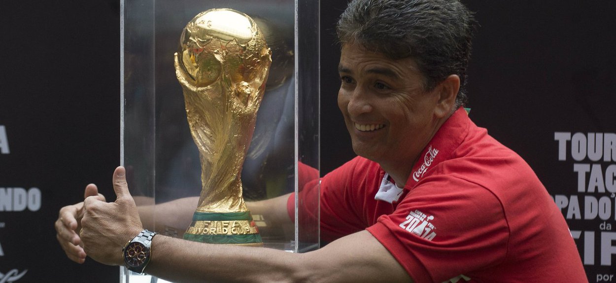 O tetracampeão Bebeto foi o encarregado de erguer hoje a taça, em cerimônia no Mané Garrincha. Ao pegar o troféu, o ex-jogador "embalou" a taça, repetindo o gesto da comemoração do gol marcado contra a Holanda, nas quartas de final da Copa dos Estados Unidos, em 1994