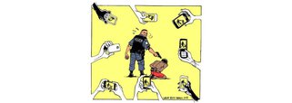 É a câmera, como ilustra a charge de Carlos Latuff; no fim de semana, o vídeo de um celular registrou policiais levando uma mulher baleada no porta-malas; ela caiu, foi arrastada pela viatura e chegou morta ao hospital